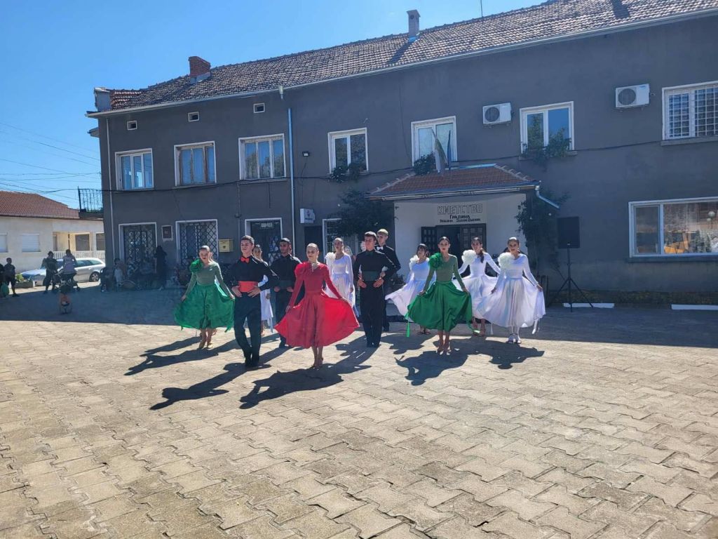"Бешкови потомци - пеят и танцуват" в с. Градина - НЧ Илия Бешков - Долни Дъбник