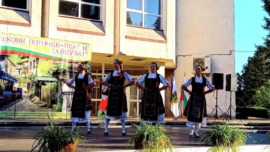 "Бешкови потомци - пеят и танцуват" гр. Долни Дъбник 1