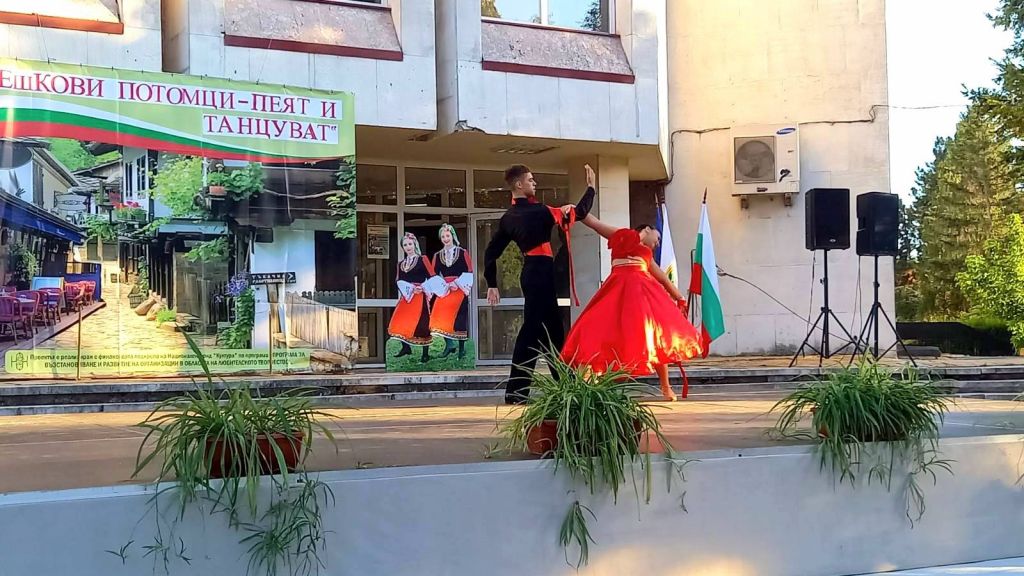 "Бешкови потомци - пеят и танцуват" гр. Долни Дъбник 15