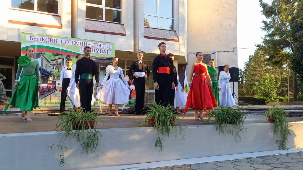 "Бешкови потомци - пеят и танцуват" гр. Долни Дъбник 17