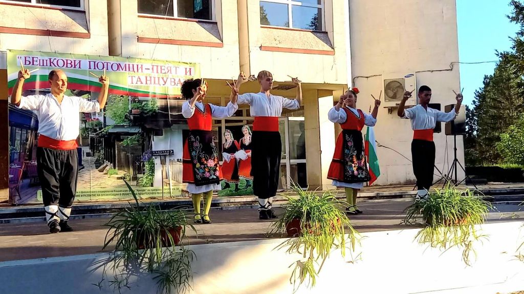 "Бешкови потомци - пеят и танцуват" гр. Долни Дъбник 3