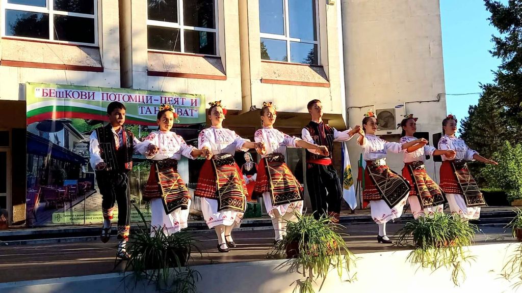 "Бешкови потомци - пеят и танцуват" гр. Долни Дъбник 6