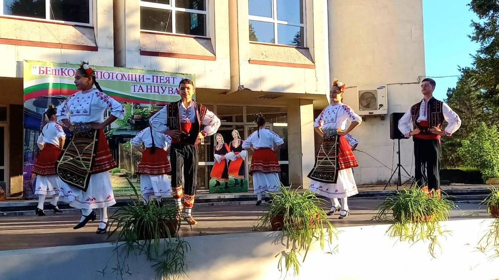 "Бешкови потомци - пеят и танцуват" гр. Долни Дъбник 7