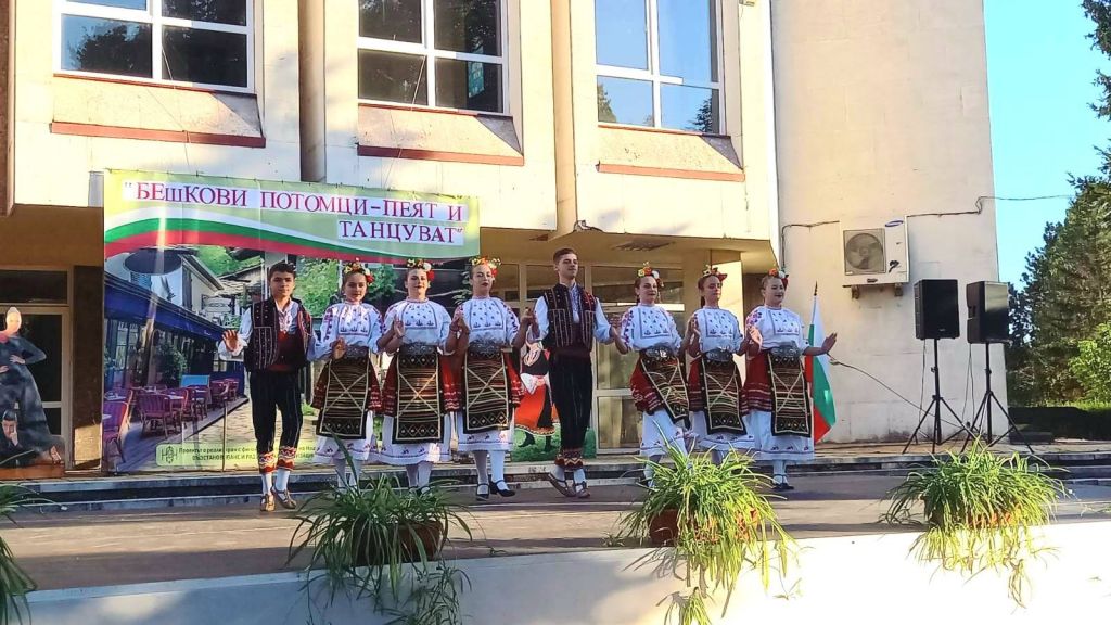 "Бешкови потомци - пеят и танцуват" гр. Долни Дъбник 8